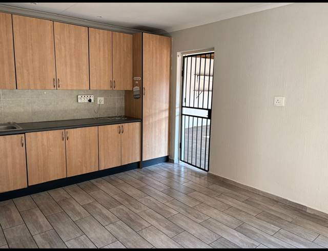 3 BEDROOM FREEHOLD FOR SALE IN WILLOW PARK